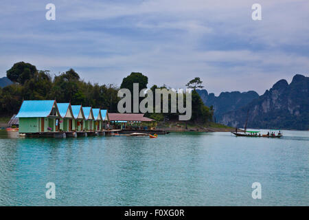 SMILEYS schwimmende BUNGALOWS bietet eine Mid-Range-Unterkunft auf CHEOW EN See im KHAO SOK Nationalpark - THAILAND Stockfoto