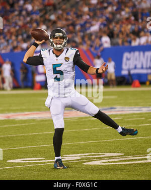 East Rutherford, New Jersey, USA. 22. August 2015. Jaguare quarterback Blake Bortles (5) geht in die erste Hälfte während Vorsaison Aktion zwischen den Jacksonville Jaguars und die New York Giants im MetLife Stadium in East Rutherford, New Jersey. Duncan Williams/CSM/Alamy Live-Nachrichten Stockfoto