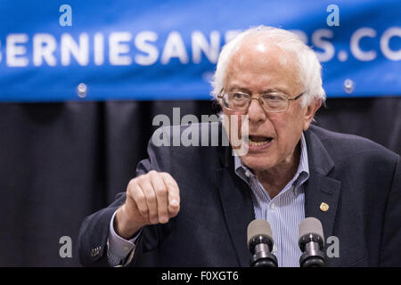 Charleston, South Carolina, USA. 22. August 2015. Senator und demokratische Präsidentschaftswahlen hoffnungsvollen Bernie Sanders spricht zu Unterstützern während einer Kundgebung 22. August 2015 in North Charleston, South Carolina. Eine Menge von etwa 4.000 Menschen versammelt, um der demokratische Präsidentschaftskandidat sprechen zu hören. Stockfoto