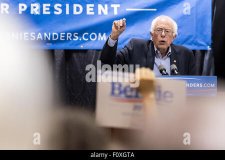 Charleston, South Carolina, USA. 22. August 2015. Senator und demokratische Präsidentschaftswahlen hoffnungsvollen Bernie Sanders spricht zu Unterstützern während einer Kundgebung 22. August 2015 in North Charleston, South Carolina. Eine Menge von etwa 4.000 Menschen versammelt, um der demokratische Präsidentschaftskandidat sprechen zu hören. Stockfoto