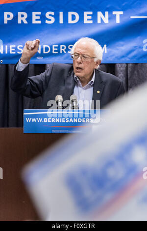 Charleston, South Carolina, USA. 22. August 2015. Senator und demokratische Präsidentschaftswahlen hoffnungsvollen Bernie Sanders spricht zu Unterstützern während einer Kundgebung 22. August 2015 in North Charleston, South Carolina. Eine Menge von etwa 4.000 Menschen versammelt, um der demokratische Präsidentschaftskandidat sprechen zu hören. Stockfoto