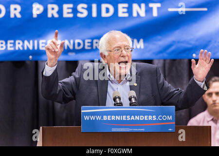 Charleston, South Carolina, USA. 22. August 2015. Senator und demokratische Präsidentschaftswahlen hoffnungsvollen Bernie Sanders spricht zu Unterstützern während einer Kundgebung 22. August 2015 in North Charleston, South Carolina. Eine Menge von etwa 4.000 Menschen versammelt, um der demokratische Präsidentschaftskandidat sprechen zu hören. Stockfoto