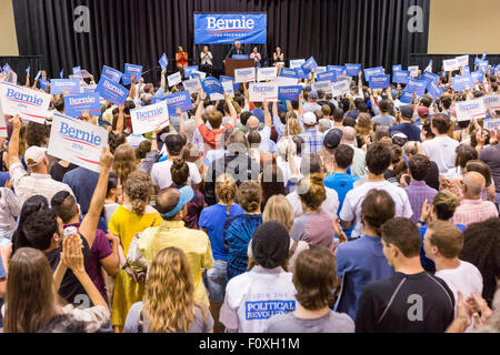 Charleston, South Carolina, USA. 22. August 2015. Senator und demokratische Präsidentschaftswahlen hoffnungsvollen Bernie Sanders spricht zu Unterstützern während einer Kundgebung 22. August 2015 in North Charleston, South Carolina. Eine Menge von etwa 4.000 Menschen versammelt, um der demokratische Präsidentschaftskandidat sprechen zu hören. Stockfoto