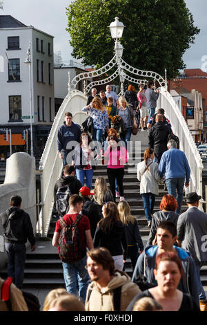 Ha Penny Bridge und Menschen. Dublin. Irland. Europa Stockfoto