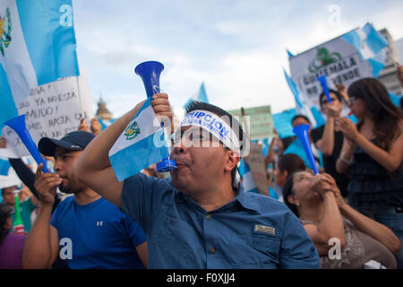 Guatemala-Stadt, Guatemala. 22. August 2015. Demonstranten nehmen an einem Protest gegen die Regierung in Guatemala-Stadt, Hauptstadt von Guatemala, am 22. August 2015 Teil. Laut Lokalpresse protestierten Bewohner am Samstag gegen die Korruption und der Nachfrage des Rücktritts des guatemaltekischen Präsidenten Otto Pérez Molina. Bildnachweis: Luis Echeverria/Xinhua/Alamy Live-Nachrichten Stockfoto