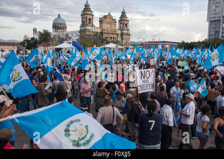 Guatemala-Stadt, Guatemala. 22. August 2015. Demonstranten nehmen an einem Protest gegen die Regierung in Guatemala-Stadt, Hauptstadt von Guatemala, am 22. August 2015 Teil. Laut Lokalpresse protestierten Bewohner am Samstag gegen die Korruption und der Nachfrage des Rücktritts des guatemaltekischen Präsidenten Otto Pérez Molina. Bildnachweis: Luis Echeverria/Xinhua/Alamy Live-Nachrichten Stockfoto