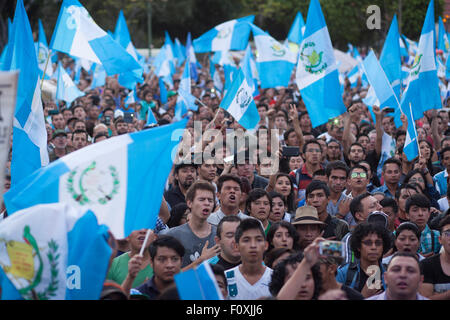 Guatemala-Stadt, Guatemala. 22. August 2015. Demonstranten nehmen an einem Protest gegen die Regierung in Guatemala-Stadt, Hauptstadt von Guatemala, am 22. August 2015 Teil. Laut Lokalpresse protestierten Bewohner am Samstag gegen die Korruption und der Nachfrage des Rücktritts des guatemaltekischen Präsidenten Otto Pérez Molina. Bildnachweis: Luis Echeverria/Xinhua/Alamy Live-Nachrichten Stockfoto