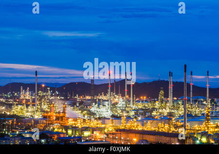 petrochemische Industrie auf Sonnenuntergang mit dunkelblauen Himmel. Stockfoto