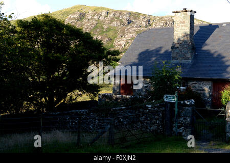 Wanderwege, die die Konturen durch North Wales Dorf in den Bergen Rhinogydd folgen Stockfoto