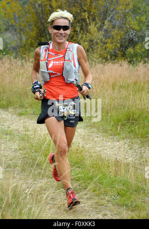 Leadville, Colorado, USA. 22. August 2015. Mildred Haans hat immer noch ein Lächeln bei 40 plus Meilen während der Leadville Trail 100, Leadville, CO. Kredit: Csm/Alamy Live-Nachrichten Stockfoto