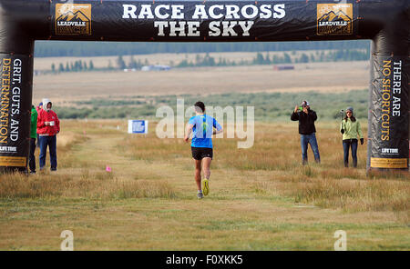 Leadville, Colorado, USA. 22. August 2015. Argentinien, Gustavo Reyes, verlässt nach außen gebunden-Hilfe-Station während der Leadville Trail 100, Leadville, CO. Kredit: Csm/Alamy Live-Nachrichten Stockfoto