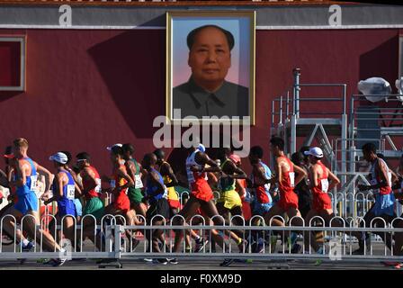 Peking, China. 22. August 2015. Profisportler laufen hinter dem Tiananmen Square beim Marathon der Männer bei der 15. IAAF World Athletics Championships 2015 in Peking, Hauptstadt von China, am 22. August 2015. © Li Wen/Xinhua/Alamy Live-Nachrichten Stockfoto