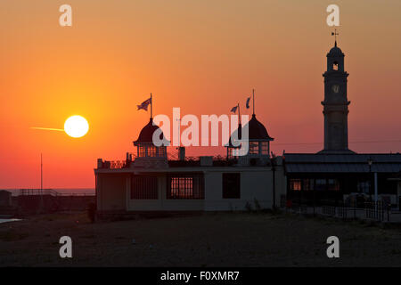 Herne Bay, Kent, UK. 23. August 2015: UK Wetter. Sonnenaufgang am Herne Bay direkt am Meer als ein weiterer warmer Tag beginnt, bevor Duschen einziehen und der Temperatur unten Credit abkühlen: Alan Payton/Alamy Live News Stockfoto