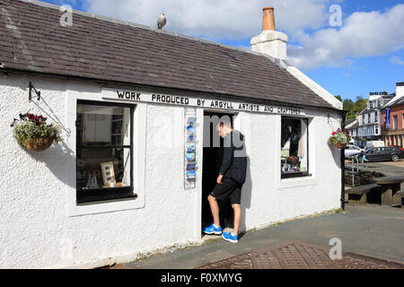 Mann ein Geschäft verkaufen funktioniert durch lokale Künstler und Handwerker in Argyshire Dorf von Tarbert am Ufer des Loch Fyne Stockfoto