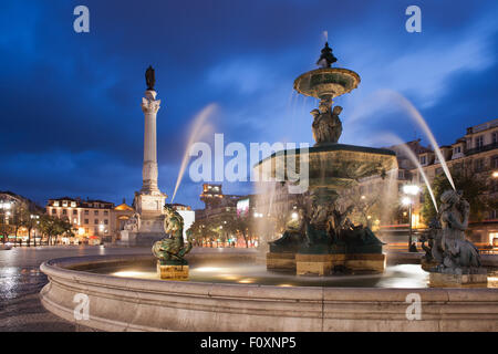 Portugal, Lissabon, Rossio-Platz bei Nacht im Stadt-Zentrum mit barocker Brunnen und Spalte von Dom Pedro IV Stockfoto