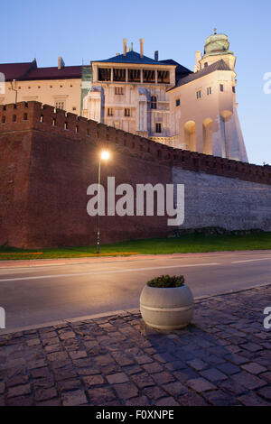 Polen, Krakau, Wawel Königsschloss in der Abenddämmerung Stockfoto