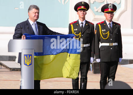 Kiew, Ukraine. 23. August 2015. Präsident der Ukraine Petro Poroschenko hält ukrainischen Flagge Teilnahme "Battle of Ilovaisk" während seiner Teilnahme an der Zeremonie der Anhebung der ukrainischen Flagge. Ukrainer markiert den Tag der Nationalflagge, einen Tag vor der Unabhängigkeitstag gefeiert am 24. August. Bildnachweis: Sergii Kharchenko/Pacific Press/Alamy Live-Nachrichten Stockfoto