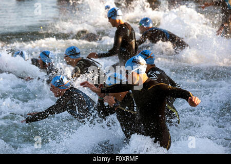 Kopenhagen, Dänemark, 23. August 2015. Triathleten tritt das Wasser für die 3,8 km Schwimmen-Bühne in KMD Ironman Kopenhagen. Einige 3000 Atlethes aus 57 Ländern teilgenommen. Bildnachweis: OJPHOTOS/Alamy Live-Nachrichten Stockfoto