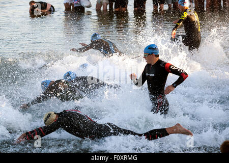 Kopenhagen, Dänemark, 23. August 2015. Triathleten tritt das Wasser für die 3,8 km Schwimmen-Bühne in KMD Ironman Kopenhagen. Einige 3000 Atlethes aus 57 Ländern teilgenommen. Bildnachweis: OJPHOTOS/Alamy Live-Nachrichten Stockfoto