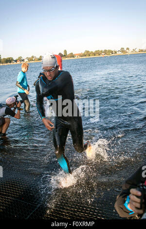 Kopenhagen, Dänemark, 23. August 2015. Ersten Triathleten tritt das Ufer nach 3,8 km Schwimmen Bühne in KMD Ironman Kopenhagen. Einige 3000 Atlethes aus 57 Ländern teilgenommen. Bildnachweis: OJPHOTOS/Alamy Live-Nachrichten Stockfoto