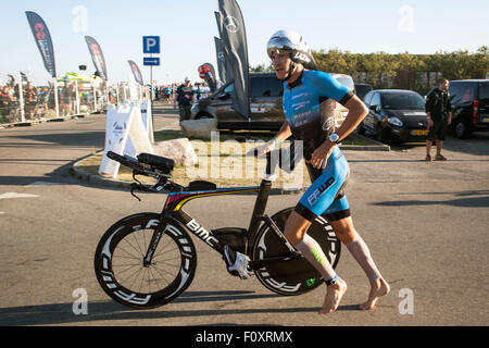 Kopenhagen, Dänemark, 23. August 2015. Ein Triathlet hat gerade die 3,8 km Schwimmen und ist nun bereit für die 180 km Radfahren in KMD Ironman Coopenhagen Credit: OJPHOTOS/Alamy Live News Stockfoto