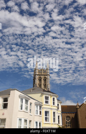 Cloud-Bildung über die Kirche Turm von St. Michael des Erzengels. Stockfoto