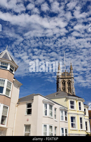 Cloud-Bildung über die Kirche Turm von St. Michael des Erzengels. Stockfoto