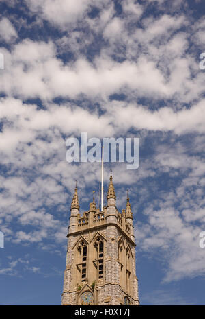 Cloud-Bildung über die Kirche Turm von St. Michael des Erzengels. Stockfoto