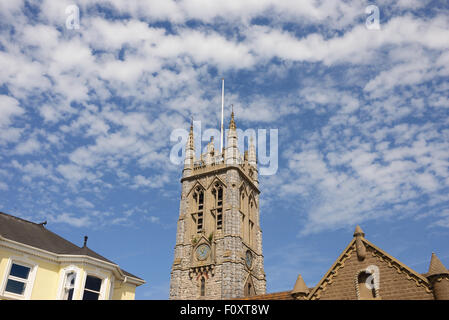 Cloud-Bildung über die Kirche Turm von St. Michael des Erzengels. Stockfoto