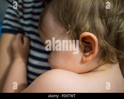 netter schlafenden Baby junge Mütter Hände Stockfoto