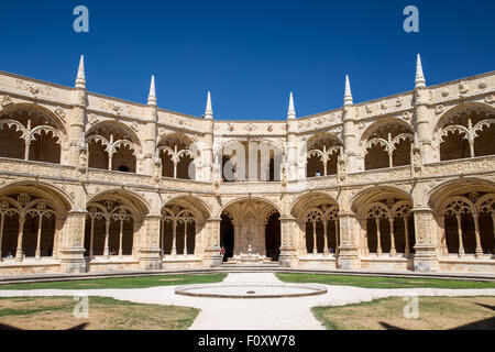 Kreuzgang im Mosteiro Dos Jerónimos, das Kloster in Belem, Lissabon, Portugal Stockfoto