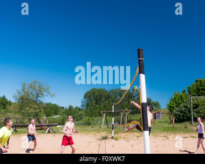 eine Gruppe von Jugendlichen spielen Volleyball am Strand Stockfoto