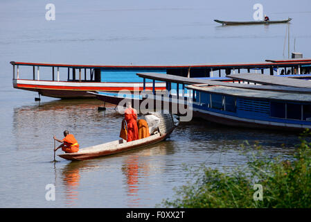 Buddhistische Mönche auf einem Boot Stockfoto