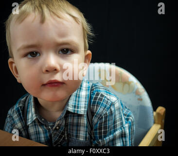 Baby Boy. Studio Foto mit schwarzem Hintergrund Stockfoto