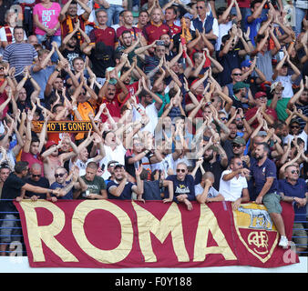 Verona, Italien. 22. August 2015. Roma Fans während der italienischen Serie A-Fußballspiel zwischen Hellas Verona FC V AS Roma am 22. August 2015 Stadium Bentegodi in Verona, Italien. Bildnachweis: Andrea Spinelli/Alamy Live-Nachrichten Stockfoto