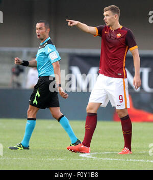 Verona, Italien. 22. August 2015. Der Roma nach vorne Edin Dzeko in die italienische Serie A Fußballspiel zwischen Hellas Verona FC V AS Roma am 22. August 2015 Stadium Bentegodi in Verona, Italien. Bildnachweis: Andrea Spinelli/Alamy Live-Nachrichten Stockfoto