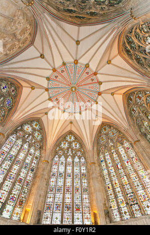 Die komplizierte gebeizt Glas und Stuckarbeiten an der Decke der Kapitelsaal des York Minster, North Yorkshire, England, UK Stockfoto