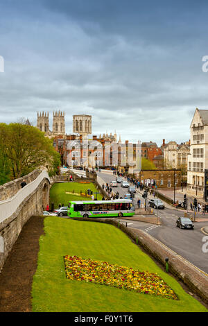 Das Münster und die Stadtmauern in York, North Yorkshire, England, UK Stockfoto