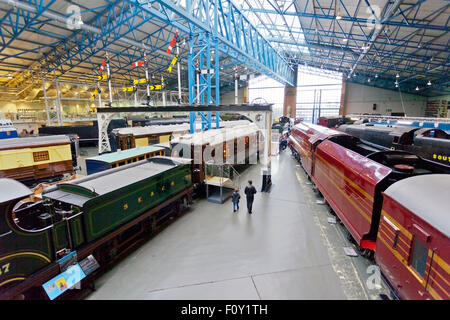 Eine bunte Anzeige von Loks, Waggons und Signalen im National Railway Museum, York, England, UK Stockfoto