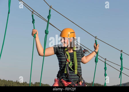 Teenager-Mädchen Klettern im Abenteuerpark. Stockfoto