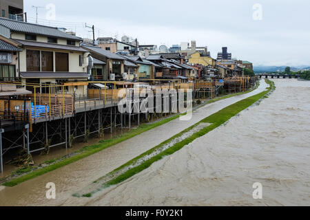 Kyotos Kamogawa Fluss überschwemmte nach Japan Taifun Nangka übergangen. [18. Juli 2015] Stockfoto