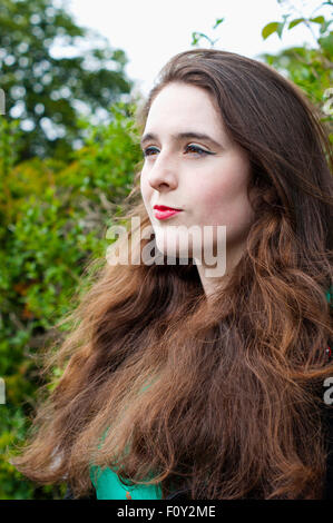 Kopfschuss einer jungen Frau mit einzigartigen braune Augen und braune locken. Stockfoto