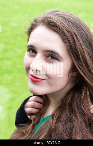 Kopfschuss einer jungen Frau mit einzigartigen braune Augen und braune locken. Stockfoto