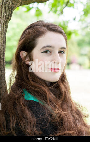 Kopfschuss einer jungen Frau mit einzigartigen braune Augen und braune locken.  Nicht berührt oben / ungeschnitten, also Haut ist natürlich. Stockfoto