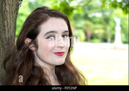 Kopfschuss einer jungen Frau mit einzigartigen braune Augen und braune locken.  Nicht berührt oben / ungeschnitten, also Haut ist natürlich. Stockfoto