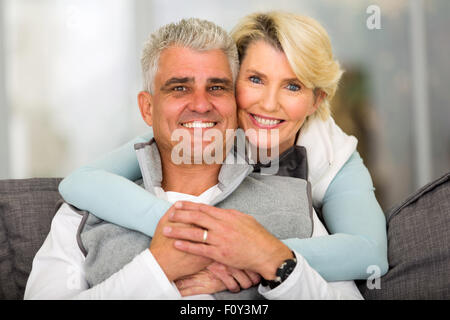 glücklich liebende Mitte paar zu Hause entspannen im Alter von Stockfoto