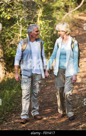 paar im Wald spazieren und halten die Hände Mitte Alter zu lieben Stockfoto