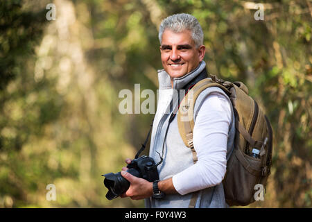 gut aussehende Mitte Alter Mann Fotografieren in der Natur Stockfoto