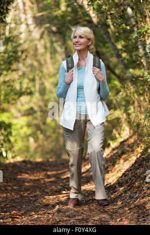 attraktive mittlere gealterte Frau Wandern in den Bergen Stockfoto