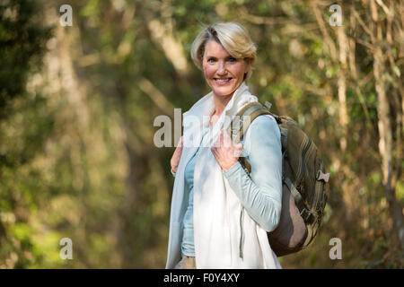 ziemlich senior Frau Bergsteigen Stockfoto